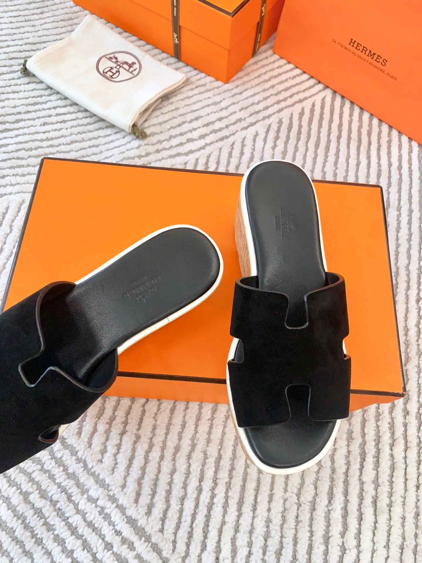 👟👟Ex-factory price 500👟👟 Peak enamel is made by hand, supreme purchasing agent level! Hermes spring and summer new slippers, high-end customization, exclusive products, the highest version in the industry, authentic mold opening and customization, laminating technology, heavy investment in development of a fully matched steel mold, perfect authentic version of the logo, exclusive correct version of the original font, Italian original calfskin cut upper, non-slip rubber outsole, lining: foot pads, pure imported Italian mixed breed, environmentally friendly goatskin, genuine leather welt, original packaging size: 34~41 (34.40. 41) Customized-no returns or exchanges